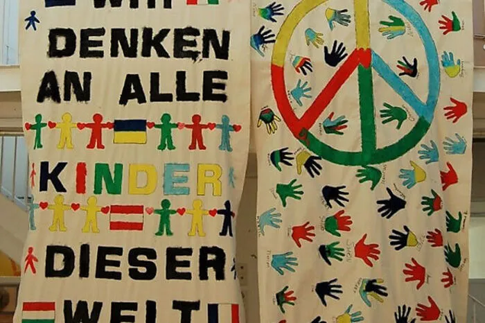 Als gemeinsames Statement wurden im Rahmen einer kleinen gemeinsamen Feier die Friedenstücher in den Schulen im Liesingtal gesegnet und an den Außenmauern der Gebäude angebracht.