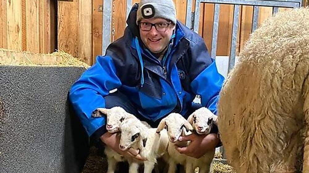 Brillenschafzüchter Marius Treffner mit seinem tierischen Nachwuchs