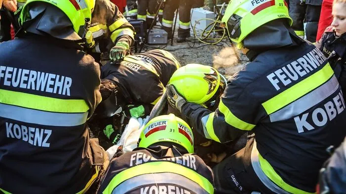 Eine Frau war bei der Stallarbeit mit dem Fuß in eine Förderanlage geraten.