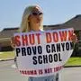 Paris Hilton hält ein Plakat in den Händen, auf dem steht: „Shut down Provo Canyon School“