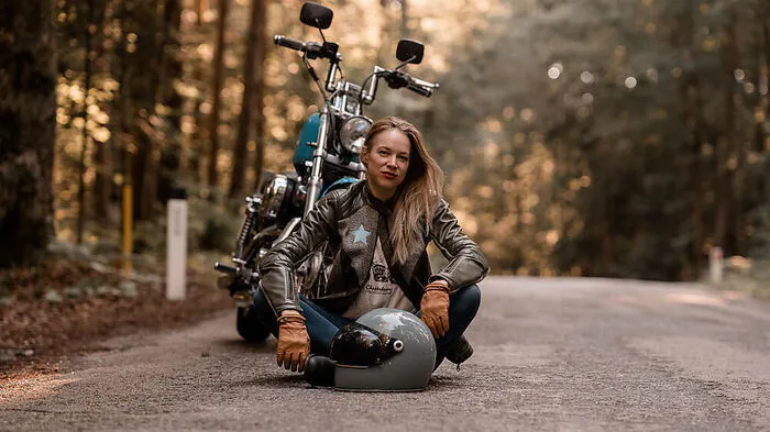 Die Hobby-Harley-Fahrerin geht bald mit Damen-Motorrad- kleidung in Kleinserie
