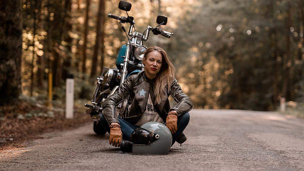 Die Hobby-Harley-Fahrerin geht bald mit Damen-Motorrad- kleidung in Kleinserie