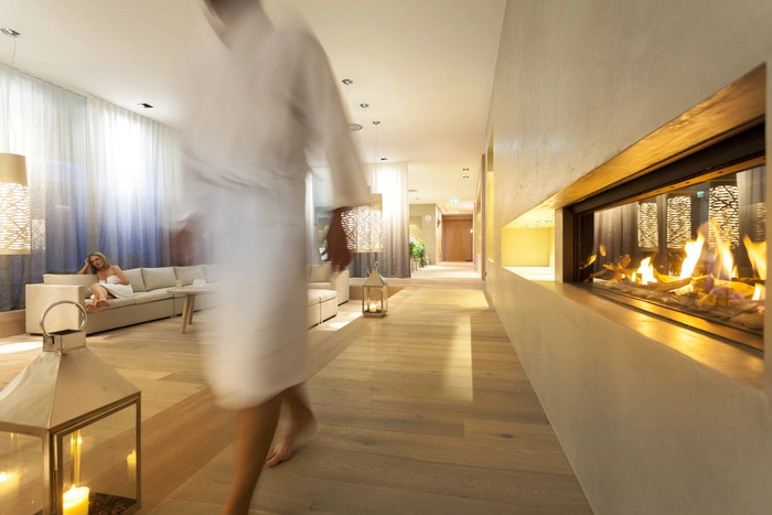 Der großzügige Loungebereich im Spa des Dolomitengolf Hotel & Spa ist eine Relaxoase, die ihresgleichen sucht.