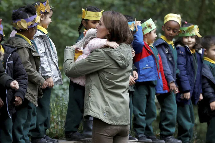 In Paddington besuchte sie das Outdoor-Lernzentrum - die "Sayers Croft Forest"-Schule. Diese soll Stadtkindern dabei helfen, der Natur näher kommen zu können.