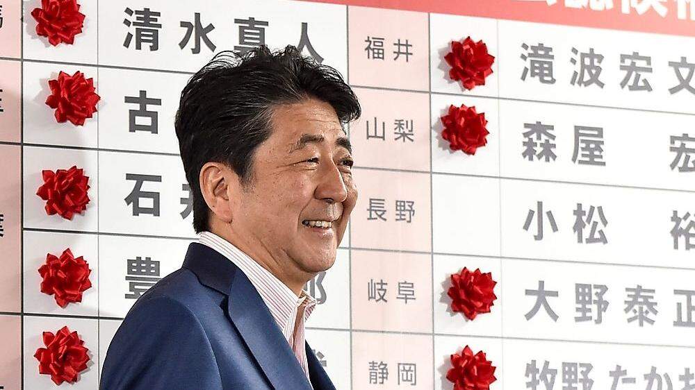 Shinzo Abe: Strebt Verfassungsänderung an, die Japan eine eigene Armee zugesteht