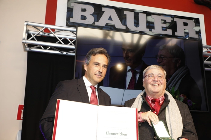 Siegfried Nagl überreicht H. W. das Goldene Ehrenzeichen der Stadt Graz