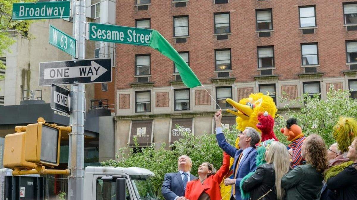 Anlässlich des 50-jährigen Jubiläums der Sendung begrüßte Bürgermeister Bill de Blasio unter vielen Gästen auch Sesamstraßen-&quot;Stars&quot; wie Ernie oder den gelben Vogel Bibo