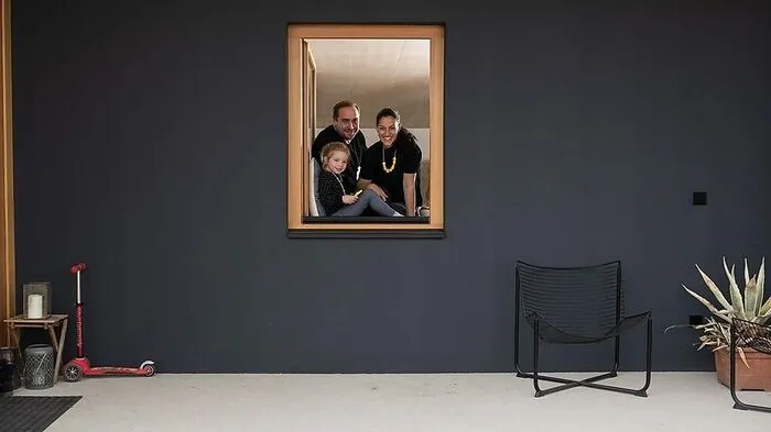 Barbara und Christoph Abel waren bei ihrem Haus Planer und Bauherren zugleich: Das junge Architektenpaar hat sich in Klagenfurt im Nachkriegsbestand aus dem Jahre 1946 den Traum vom Eigenheim erfüllt.