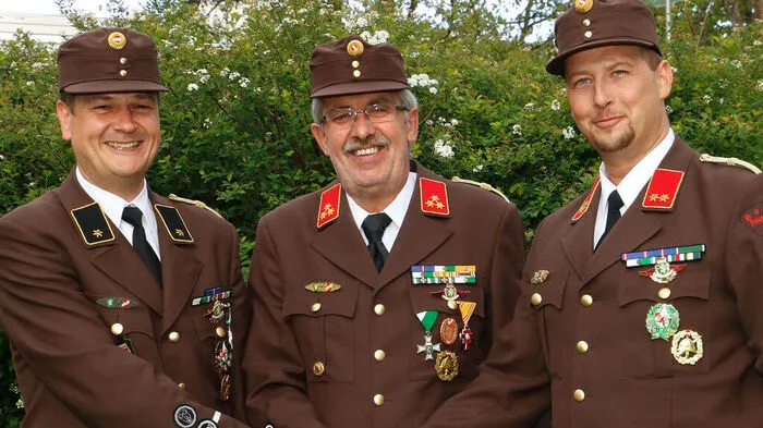 Ewald Pulko (Mitte) übergibt das Kommando an Michael Witreich (links) und Bernhard Haller (rechts)