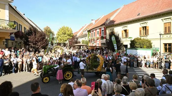 Der Erntedankumzug beim Hopfen- und Wein-Lese Fest