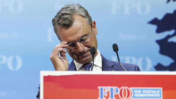 "Meine eigene Reise an der Spitze der FPÖ ist aber mit dem heutigen Tag zu Ende." Norbert Hofer nimmt als Parteichef den Hut ... "Ich lasse mir nicht jeden Tag ausrichten, dass ich fehl am Platz bin." ... und hat genug von den Querelen mit seinem Klubobmann Herbert Kickl.