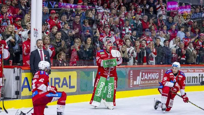 Konsternierte Minen beim KAC und Trainer Kirk Furey. Doch die Rotjacken-Fans zollten ihrer Mannschaft Respekt
