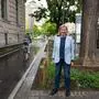 Judith Schwentner steht in der Neutorgasse, links der neue Radweg, rechts kommt die Straßenbahn, hinter Bäume und Beete