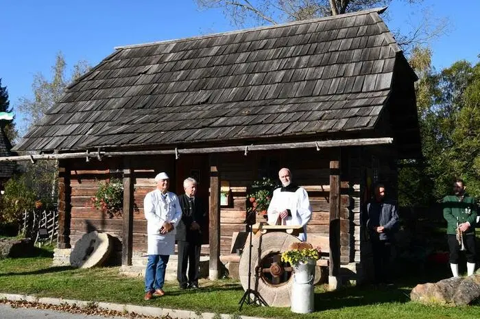 Eine der früher verwendeten Mühlen wurde abgebaut und steht nunmehr fast 30 Jahren am südlichen Ortsrand von Mühlen unmittelbar an der Einmündung von der Bundesstraße in den Ort. Darum bemühten sich mehrere Gemeindebürger, dass diese Mühle auch als Schaumühle Verwendung findet. Zuletzt wurde diese Mühle mit Unterstützung der Gemeinde und mehreren freiwilligen Helfern restauriert. 
