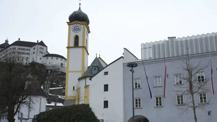 Nachdem in Innsbruck nicht gewählt wird, ist Kufstein mit seinen 19.500 Einwohnern die größte Stadt bei der Gemeinderatswahl. Zehn Listen treten gegeneinander an, zwei davon von der ÖVP. Nach einem Streit im Sommer kandidiert jetzt Obmannstellvertreter gegen Obmannstellvertreter. Der seit 2010 amtierende Bürgermeister Martin Krumschnabel muss sich nicht mit Parteistreit strapazieren: Seine Liste heißt vorsorglich „Die Parteifreien“.