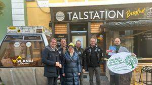 Stolz präsentierten Bürgermeister Marcus Martschitsch, „Berglust Talstation“-Inhaber Gabriele Thurner und Stefan Hufnagl gemeinsam mit Planai-Hochwurzen-Bahnen-Geschäftsführer Georg Bliem, Markus Zeiringer (Planai-Hochwurzen-Bahnen) und Stefan Schindler (Tourismusverband Oststeiermark) die Gondel in der Fußgängerzone