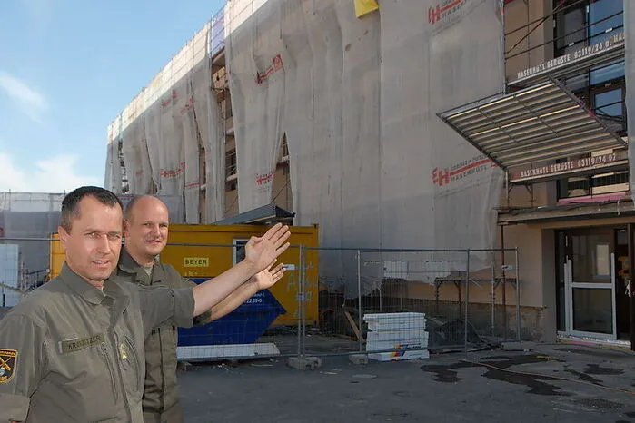 Die Generalsanierung der beiden Unterkunftsobjekte hat in Feldbach bereits begonnen. Neben neuer Fassade, Dach, Fenster und Eingangsportalen kommt auch eine neue Gasheizung.