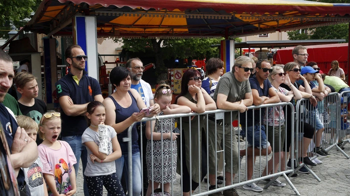 Am Staatsfeiertag verfolgten Bewohner und Anrainer gespannt...