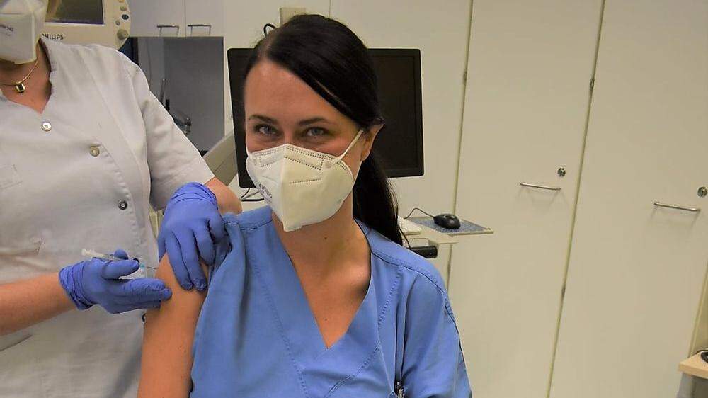 Als eine der ersten erhielt die diplomierte Krankenpflegerin Daniela die Impfung in Schladming. Für andere heißt es weiter warten. 