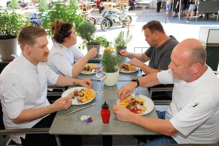 Bei sommerlichen Temperaturen jenseits der 30 Grad Celsius Marke nützen viele Biker das Ausflugswetter und genossen bei Grillspezialitäten, kühlenden Getränken und Musik einen abwechslungsreichen Abend unter freiem Himmel. 