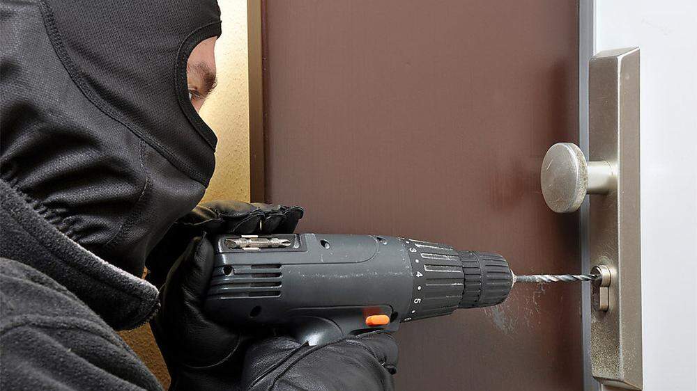 Der Einbrecher brach die Haustüre auf (Symbolfoto)