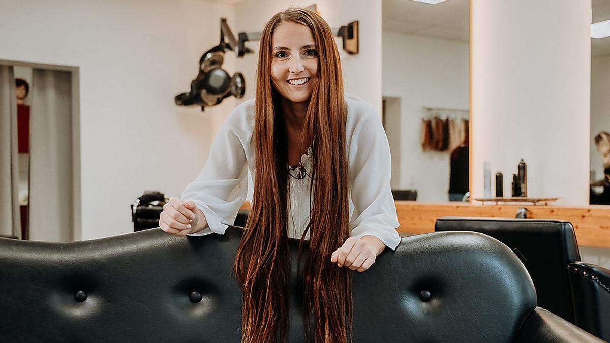 Nina Tieber ließ sich die Haare um die Hälfte schneiden und spendete sie für einen guten Zweck