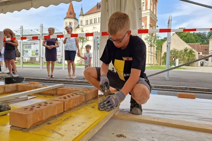 David Salzer aus Niederösterreich (PTS Zwettl) arbeitet an der ersten Reihe Ziegel. Dass er den Titel holen würde, damit konnte er da noch nicht rechnen.