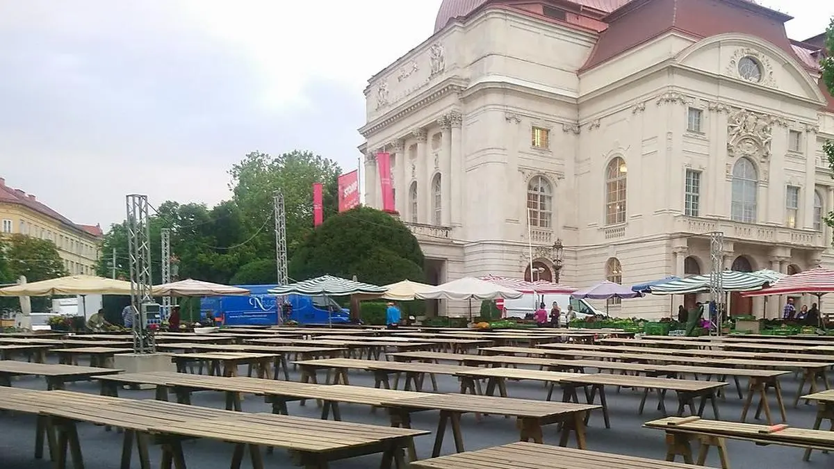 Der Bauernmarkt zieht vor die Oper: Um 6:00 waren noch nicht alle da.