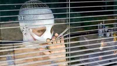 Horror pur: Die Mutter kommt mit verbundenem Gesicht nach Hause, ihre Kinder erkennen sie nicht