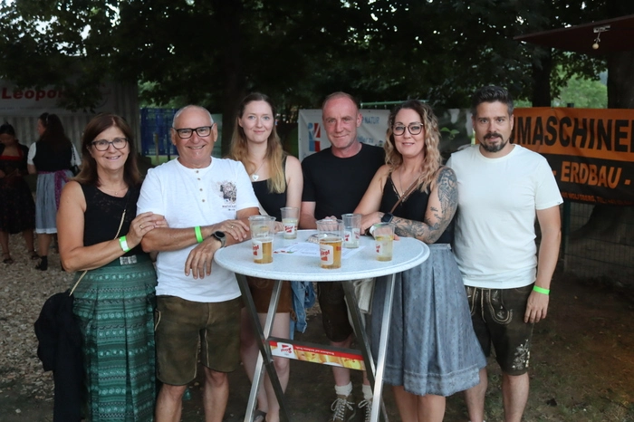 Dazwischen gab es im Obstgarten neben einem Schießstand und einem großen Süßigkeitenstand auch verschiedene Theken an denen man unter anderem Bezirkskommandant Wolfgang Weißhaupt traf. 