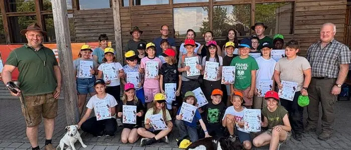 Zum Abschluss erhielten die Schülerinnen und Schüler Urkunden von den Jägern