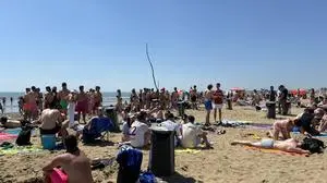 Feiernde Touristen am Strand | „Tutto Gas“ zu Pfingsten: Zehntausende Besucher werden in Lignano erwartet, am Strand gilt heuer striktes Alkoholverbot (Archivfoto)