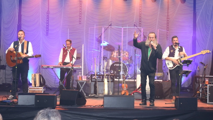 Am Samstagabend fand im Hartl-Stadl in Neuhaus zum das 33. Nockiskonzert statt. Die zahlreichen Gäste wurden im großen, wetterfesten Festzelt zu Beginn von Erwin Aschenwald mit „Die Mayrhofner“ bereits bestens auf den Abend eingestimmt.