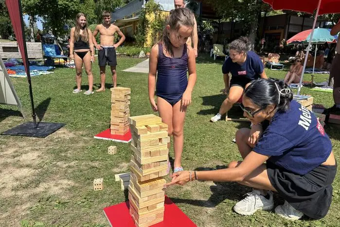 Julia und Agni – das Promotion-Team der Freibadtour - belohnte große wie kleine Spiele-Enthusiasten beim Riesen-Jenga oder dem Ring-Wurf-Spiel mit coolen Sommerpreisen.