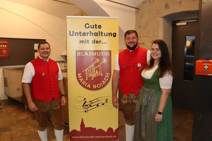 Kapellmeister Roland Perchtaler (li) und Obmann Peter Perchtaler (Mitte) konnten viele Ehrengäste und Freunde guter Blasmusik in Maria Rojach begrüßen.