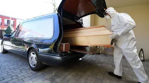 Bevor Bestatter Verstorbene mitnehmen dürfen, muss ein Arzt offiziell den Totenschein ausfüllen