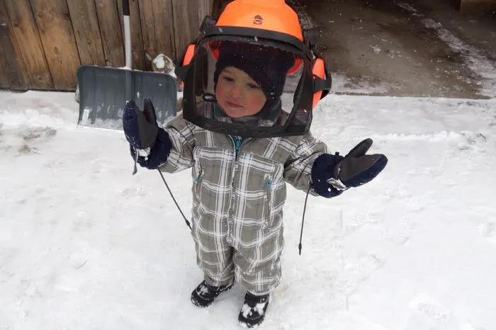 Schneeschaufler Theo hält sich an die Sicherheitsvorschriften