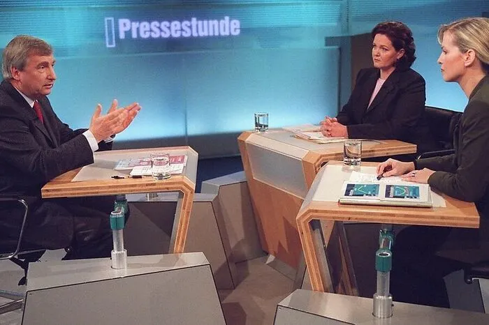 Beim ORF in Wien arbeitete Claudia Reiterer auch als Innenpolitik-Journalistin für die ZiB und als Moderatorin der "Pressestunde". Hier 2002 mit Kollegin Katharina Krawagna-Pfeifer sowie Gast Fritz Verzetnitsch ...