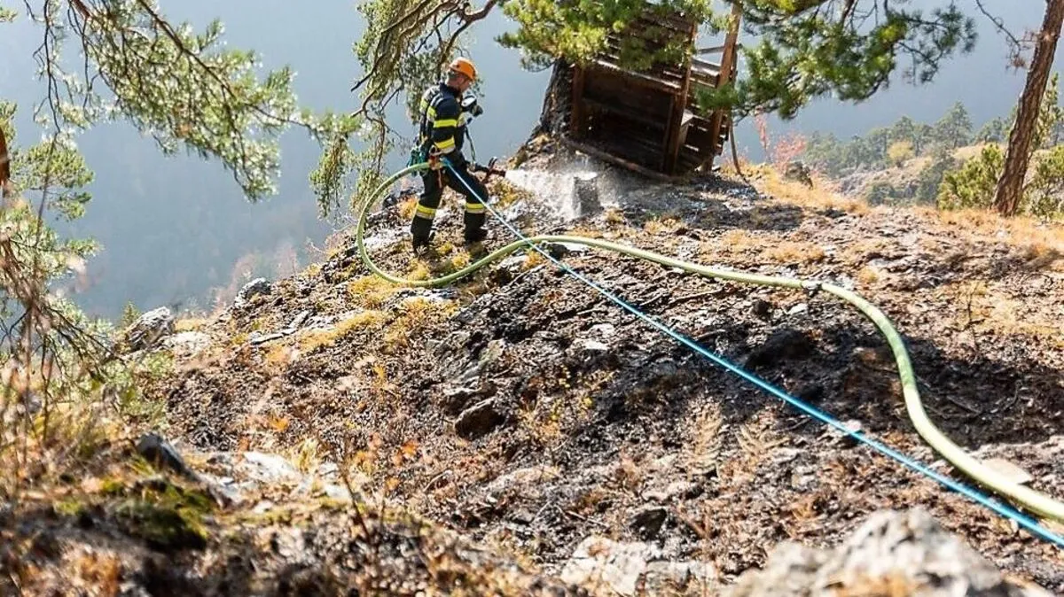 In äußerst steilem Gelände mussten die Einsatzkräfte löschen