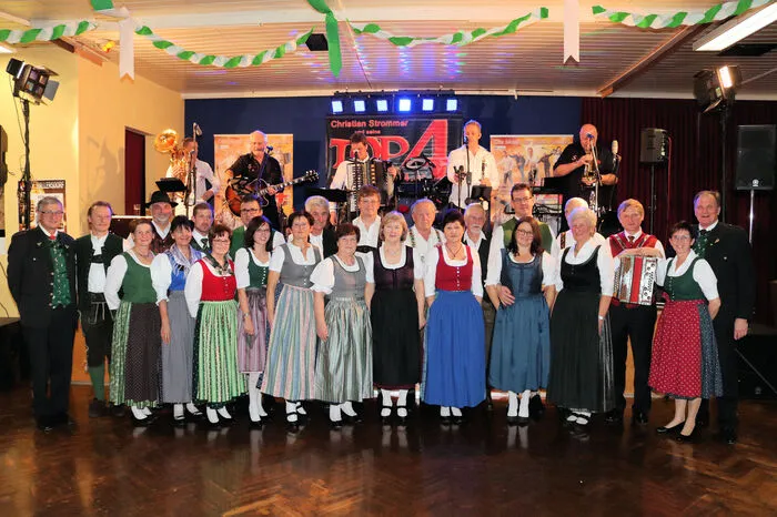 Eröffnet wurde die Ballnacht vom Volkstanzkreis St.Johann o.H. mit einer schwungvollen Polonaise und im Anschluss sorgten Christian Strommer und seine Top4 für beste Stimmung bis in die frühen Morgenstunden.