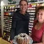 Zwei Jahre Gourmet Garage: Astrid Radl und Stadtmarketing-Geschäftsführerin Claudia Kohl mit einem Geburtstagskuchen 