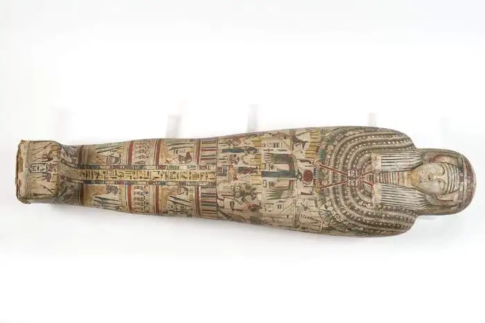 Mumie des Priesters Anch-pa-chrad in sargähnlicher Hülle aus Kartonage, Inv.-Nr. 25.200, Ägypten/Memphis, 10. Jh. v. Chr., von Anton Prokesch von Osten dem Joanneum im Jahr 1834 übergeben