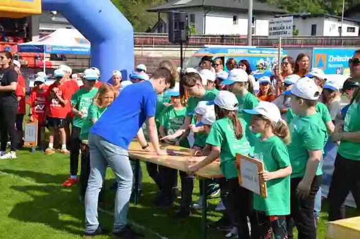 251 Klassen - mit insgesamt 5057 Volksschülerinnen und -schülern - nahmen bei 16 Bezirksveranstaltungen teil. Beim Landesfinale traten die 16 Bezirkssieger mit 324 Schülerinnen und Schülern an.
