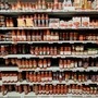 Tomatensoßen in einem Supermarktregal in Italien | Die Auswahl an Tomatensoßen ist in italienischen Supermärkten groß