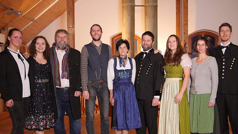 Das Team der Simon Mühle in Trofaiach mit Desmond Doyle (Dritter von links) und Eigentümerin Edda Hubmann (Mitte)