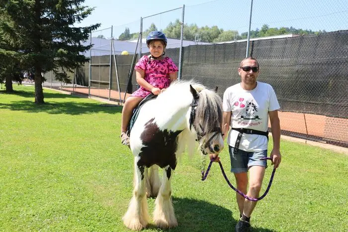 Die Kinder konnten etwa auf einem Pony reiten, sich in der Hüpfburg überschlagen oder beim „Bullenreiten“ ihre Geschicklichkeit unter Beweis stellen