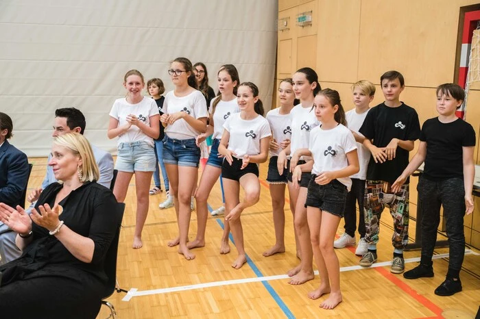 Die Schülerinnen und Schüler bestritten das eindrucksvolle Festprogramm zum Schuljubiläum. Da gab es die Tanztruppe Sportlerinnen und Akrobatinnen, Jugendliche, die die Charlie Chaplin Rede hielten, eine Hutmodenschau und vieles mehr ...