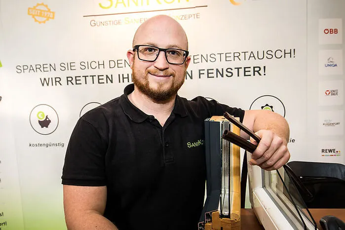 Mathias Möseneder von "SaniKon" mit den Silikon-Kautschuk-Dichtungen ohne Weichmache: Damit kann man alte Holzfenster erhalten, durch den Tausch der Dichtungen verringert sich der Wärmeverlust.
