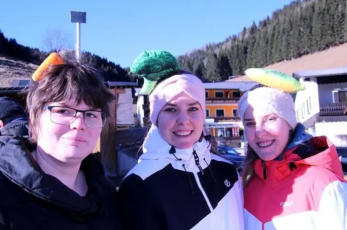 Bei prächtigen Natureis-Verhältnissen lieferten sich Jung und Alt, Frauen und Männer spannende Duelle, welche oftmals erst im letzten Schuss entschieden wurden. Wobei die Moarschaften teilweise unter humorvollen Namen angetreten waren. Da gab es die „Verrückten Hühner“, die „Zuagroasten“, die „Sunny-Boys“, die „Haubentaucher“ und „Vorstadtweiber“ ebenso wie das „Junge Gemüse“.