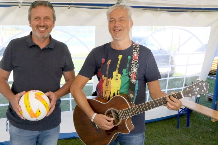 SC-Obmann Anton Gun (links) war es gelungen, die Rockband „The Strag“ (am Foto mit Christian Stiegler) für einen Auftritt zu verpflichten. 